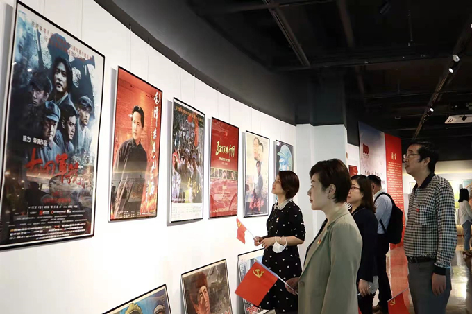 1620625445558467.jpg 看海報、學黨史,健康產業公司黨總支組織參觀“紅色電影海報展”1_副本.jpg